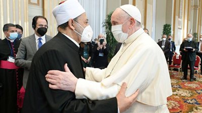 الطيب يهدي بابا الفاتيكان نسخة من كتاب القاضي عبدالسلام 