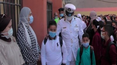 قيادات وضباط الشرطة يصطحبون أبناء شهداء الوطن للمدارس بمختلف المحافظات .. صور