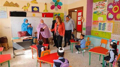 محافظ دمياط تفاجئ مدرستين وتشدد على الإجراءات الإحترازية ..صور