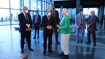 وزير الاتصالات اليمنى فى جولة داخل القرية الذكية..صور
