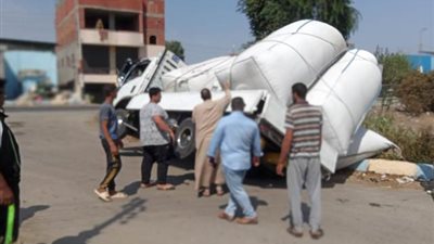 رفع آثار انقلاب سيارة نقل محملة بفول سوداني في الإسماعيلية ..صور