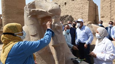 بالصور ..مدبولى يشهد أعمال ترميم رأس أحد الكباش و أعمدة بمعبد الكرنك