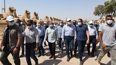 برجولات خشبية للزائرين..العنانى يستعرض اعمال التطوير بطريق الكباش