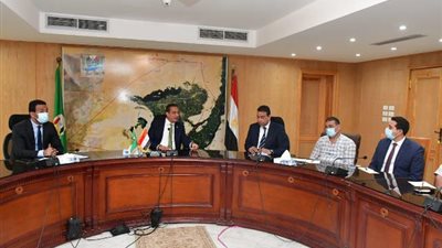 الانصارى يتابع ملف التعدى على المجارى المائية والرقعة الزراعية فى الفيوم.. بالصور
