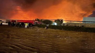 السيطرة على حريق مصنع الأدوات المنزلية بمدينة العاشر