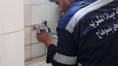 مياه سوهاج :تركيب القطع الموفرة بمقرات الشركة لترشيد الاستهلاك
