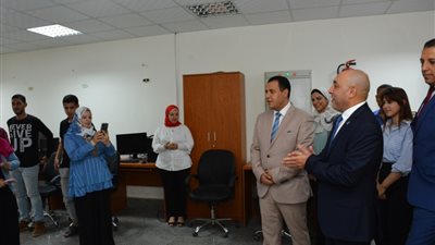 عصام يوسف يلتقى طلاب جامعة أسيوط خلال زيارته لمركز رعاية الطلاب ذوى الإعاقة