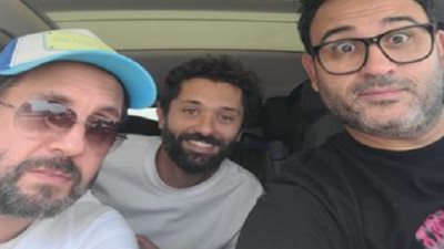 أكرم حسني وهشام ماجد وكريم محمود عبد العزيز يرقصون على نغمات 