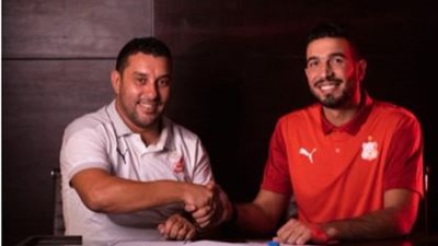 فى حضور أنيس بوجلبان.. الأهلى يحصل على توقيع مهاجم المقاولون العرب