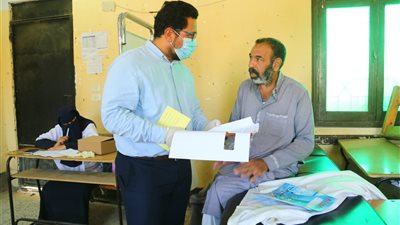 محافظ الجيزة .. توقيع الكشف الطبي علي ١٧٠٤ مواطنين بالواحات البحرية وصرف الادوية اللازمة