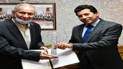 أشرف صبحى يستقبل حسن مصطفي رئيس الاتحاد الدولي لليد