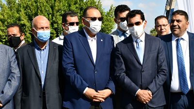 وزيرالشباب ومحافظ الشرقية يطلقان إشارة بدء ماراثون رياضي ويفتتحان تطوير نادي الصفوة