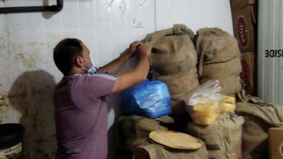 ضبط طن و٧٠٠ كيلو جرامات جبن رومي بمخازن احدى محلات بمطروح لعدم صلاحيتها للاستهلاك الادمي