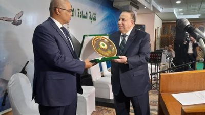 نقيب السادة الأشراف يمنح أسرة المشير طنطاوي خاتم النبوة الشريف
