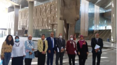 وفد وزارة التخطيط والتنمية الاقتصادية وبنك الاستثمار القومي يزور المتحف المصري الكبير
