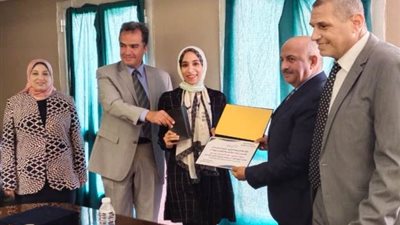 نائب رئيس جامعة الزقازيق يكرم الطلاب المتفوقين في الأنشطة الطلابية
