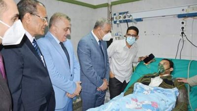 محافظ سوهاج ومدير الأمن يطمئنان على الحالة الصحية للنقيب 
