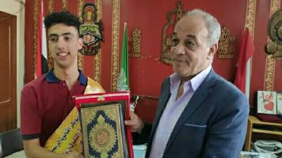 مدير تعليم القناطر الخيرية يكرم الطلاب المخترعين والموهوبين