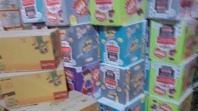 ضبط ٥٠ كرتونة مواد غذائية مجهولة المصدر داخل مخزن بنطاق مدينة العاشر