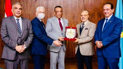 مجلس جامعة طنطا يكرم المصرى عميد آداب طنطا