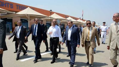 وزير الطيران المدني يتفقد مطار أسوان