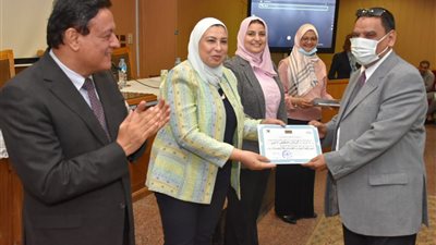ألسن عين شمس تكرم فريقى الألسن والحاسبات المشاركين في أعمال ميكنة الكنترولات
