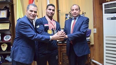 إعفاء بطل العالم في رفع الأثقال من المصروفات باداب بنى سويف واهداءه لاب توب