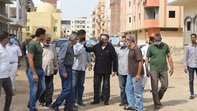 محافظ البحر الاحمر يستمع الى مطالب عددا من المواطنين