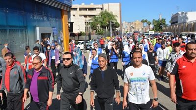 بمشاركة 200 شاب وفتاة نائب محافظ الدقهلية يشارك بماراثون للجرى.. بالصور
