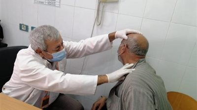 علاج ١١١٢ مواطنا بالمجان في قافلة طبية بدمياط