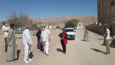 رئيس سفاجا يتفقد مدرسة عمار بن ياسر الابتدائية ويعد برصف الطرق المؤدية إليها