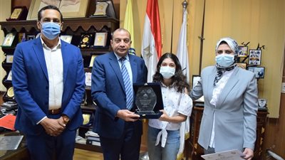 رئيس جامعة بني سويف يسلم درع التعليم العالي لأسرة الراحل الدكتور البحراوي