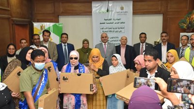 رئيس جامعة الأقصر يشهد حفل توزيع أجهزة لاب توب للطلاب ذوى الهمم بكلية الألسن