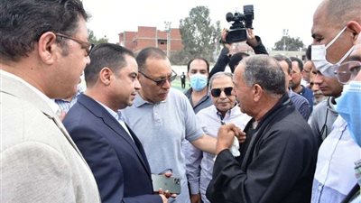 محافظ الشرقية يطالب الشباب بتوعية المواطنين بحجم المشروعات الجارى تنفيذها على الطبيعة