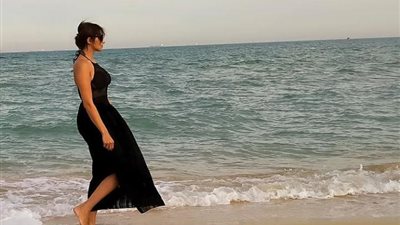 بالأسود .. إنجى خطاب تسحر قلوب متابعيها وتعلق : أنا بعشق البحر