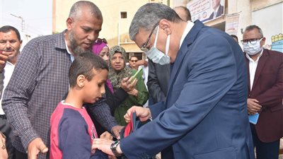 محافظ المنيا يسلم عددا من الحقائب المدرسية المتكاملة لطلاب مدارس التربية الخاصة