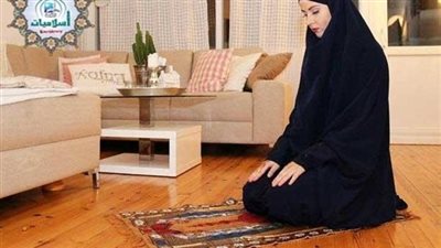 وضعت عطراً على ملابسى عند الصلاة فما حكم ذلك