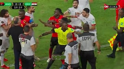 توتر الأجواء بعد هدف التعادل لمنتخب مصر امام أنجولا ..لاعبو الغزلان السمر يدفعون كيروش على خط التماس .. تعرف على التفاصيل