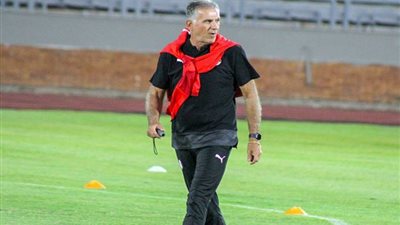 بعد تطاوله عليه فى مباراة مصر.. كيروش يفتح النار على لاعب أنجولا برسالة نارية
