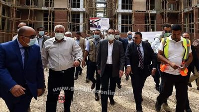 مدبولى و٩ وزراء فى جولة موسعة لتفقد المشروعات بالوادى الجديد ..صور