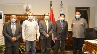 محافظ أسيوط يلتقي النقيب العام للأطباء البيطريين لبحث تطوير الوحدات