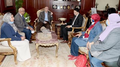 محافظ بني سويف يتفقد قافلة علاجية غذائية نظمتها جمعية اكتفاء