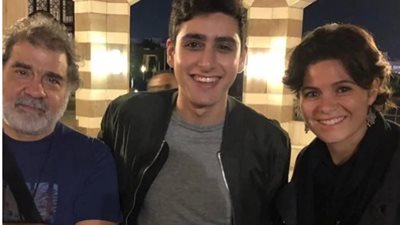 نجل مصطفى قمر ينعى والد الفنانة يسرا اللوزى