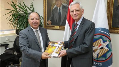 السفير الفرنسى بالقاهرة يشيد بمنظومة التأمين الصحى الشامل