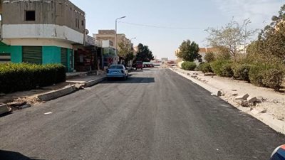 استمرار أعمال الرصف فى منطقة حفر الباطن بالغردقة.. صور