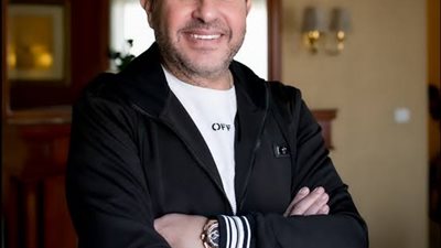 فنان شهير يشن هجوما على هانى شاكر بعد وقف 20مطرب من الغناء