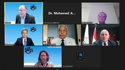 وزير الرى يشارك فى جلسة تحسين كفاءة ورفع أداء القنوات المائية