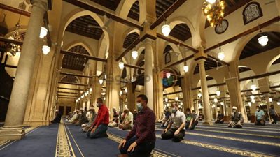 هل يجوز للمأموم تصحيح القراءة للإمام أثناء الصلاة؟