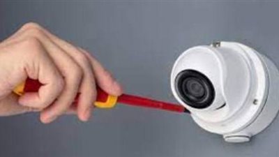 هل وضع كاميرات مراقبة في غرف قياس الملابس بالمحلات حرام؟