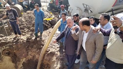السكرتير العام لمحافظة قنا يتابع اصلاح خط المياه بأبوتشت.. بالصور